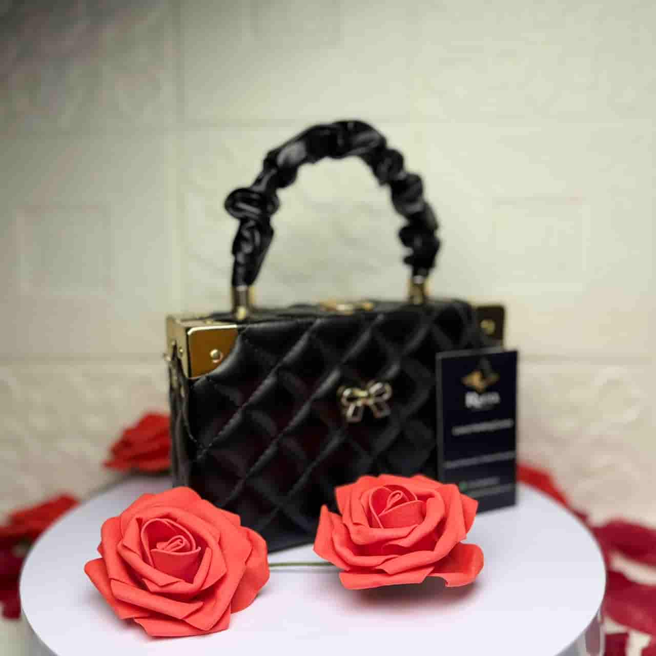 The Feminine Form (black)